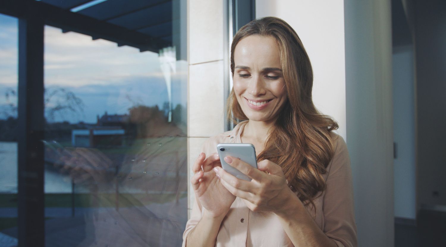 Membre d'un coworking sans personnel ouvrant l'entr&eacute;e depuis son smartphone avec le contr&ocirc;le d'acc&egrave;s 1Control ACCESS