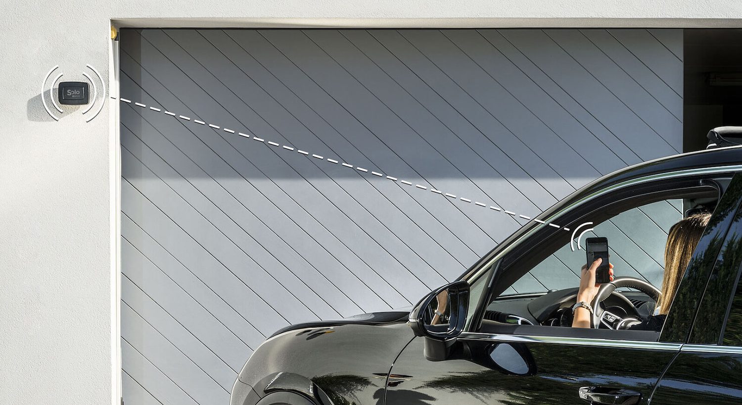 Car in front of the garage: the command goes from the smartphone via Bluetooth to 1Control SOLO mounted next to the door. Open the garage door and gate with Siri