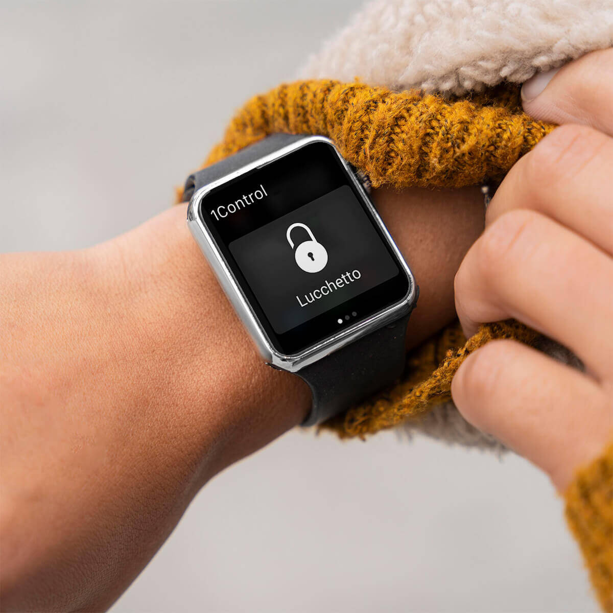 Apertura del lucchetto smart 1Control LOCO dallo smartwatch, comoda per il cicloturista in partenza