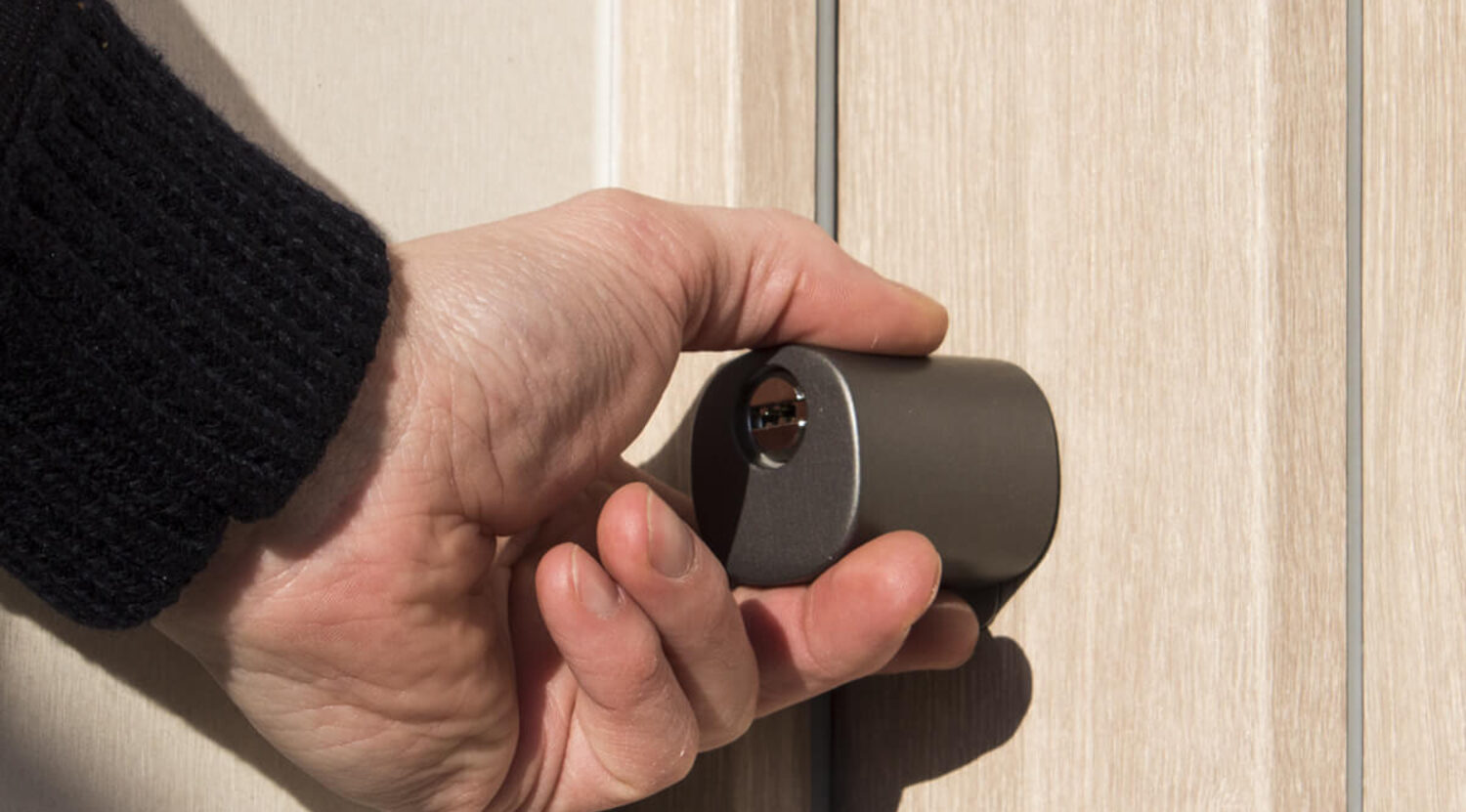 Consegna chiavi Airbnb: apertura della porta con serratura smart 1Control DORY al posto delle chiavi fisiche