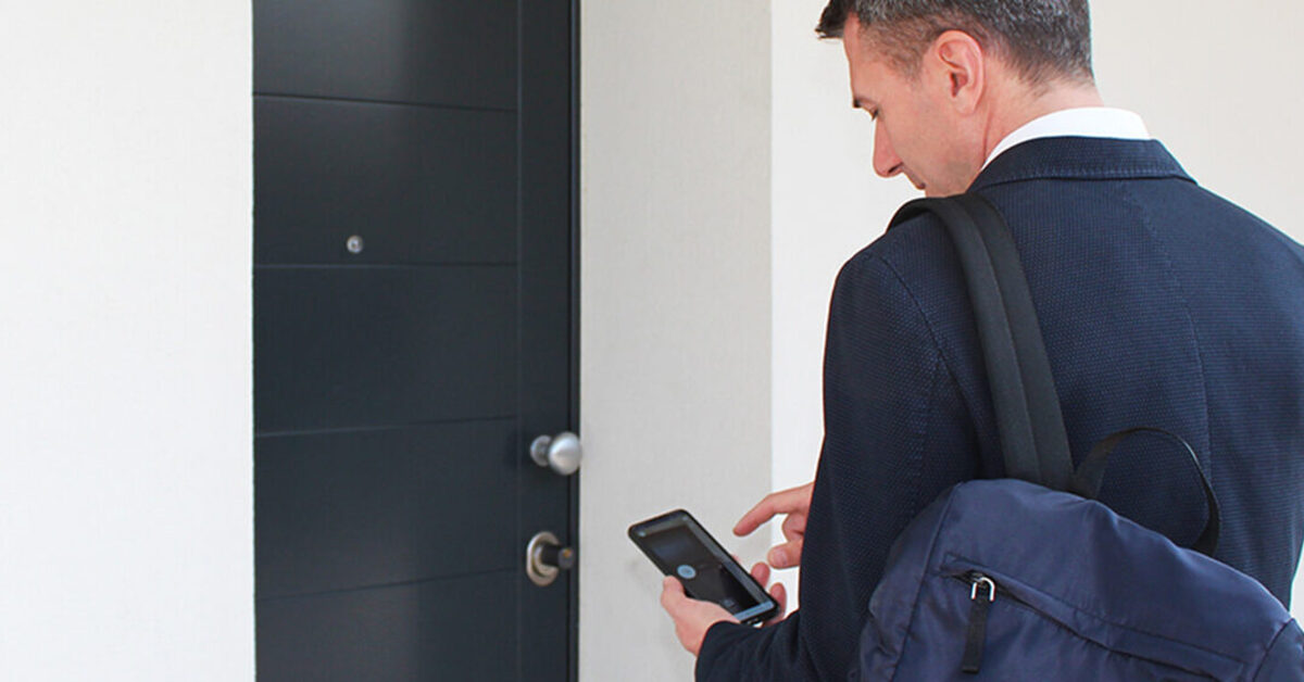 Domotique d'une location saisonnière : clavier à code PIN, serrure connectée et ouvre-portail gérés depuis le smartphone de l'hôte