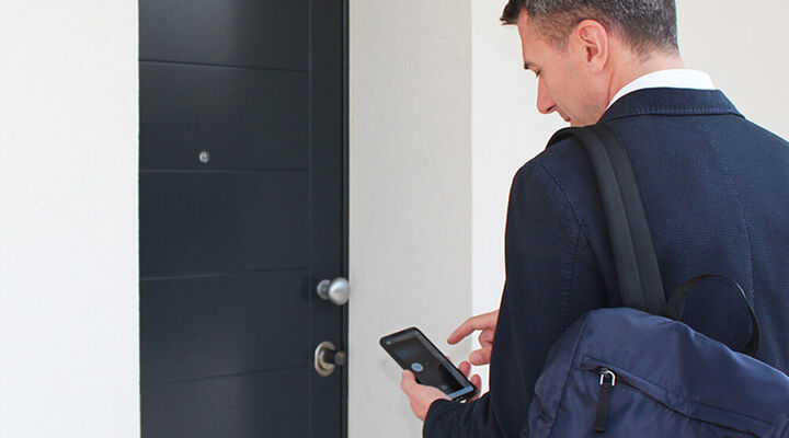 Domotique d'une location saisonnière : clavier à code PIN, serrure connectée et ouvre-portail gérés depuis le smartphone de l'hôte
