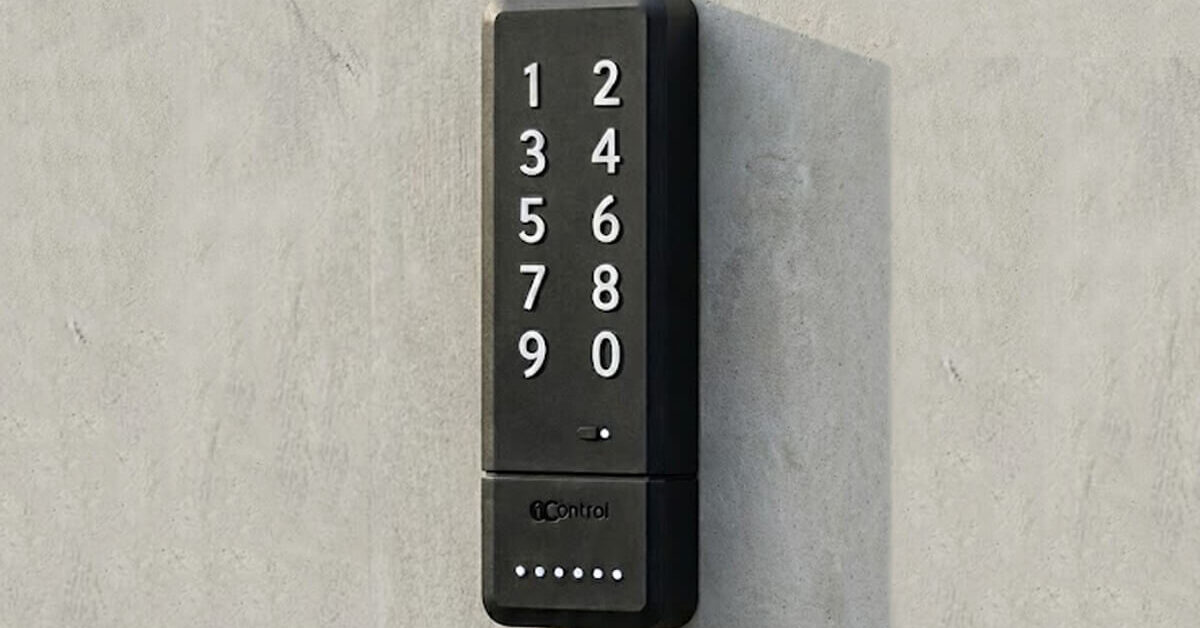 Anfitrión gestionando los accesos del apartamento turístico a distancia desde la app 1Control con PIN con caducidad