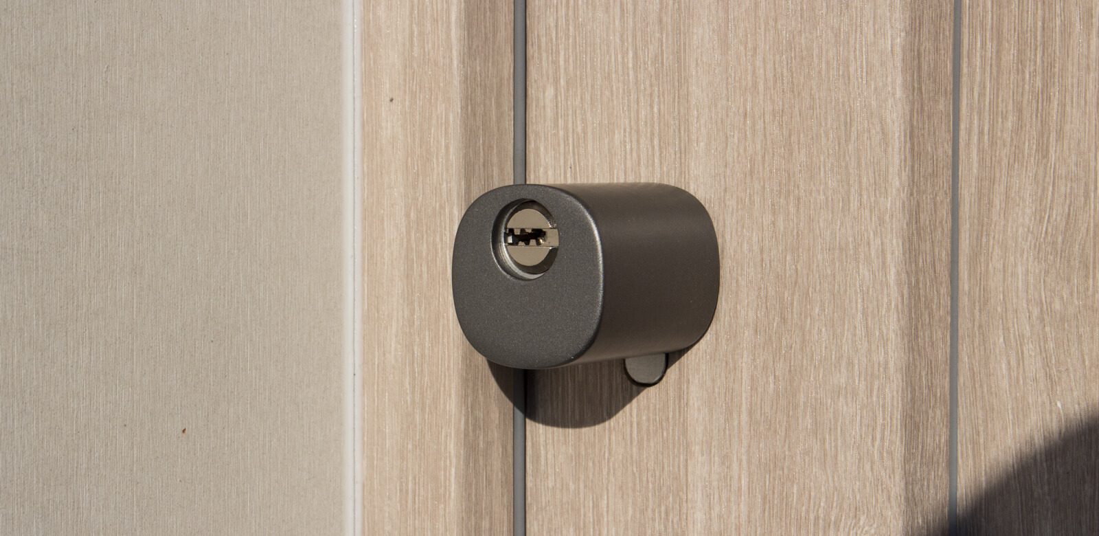 1Control DORY smart lock installed on a security door with Euro cylinder and discreet external electronic knob