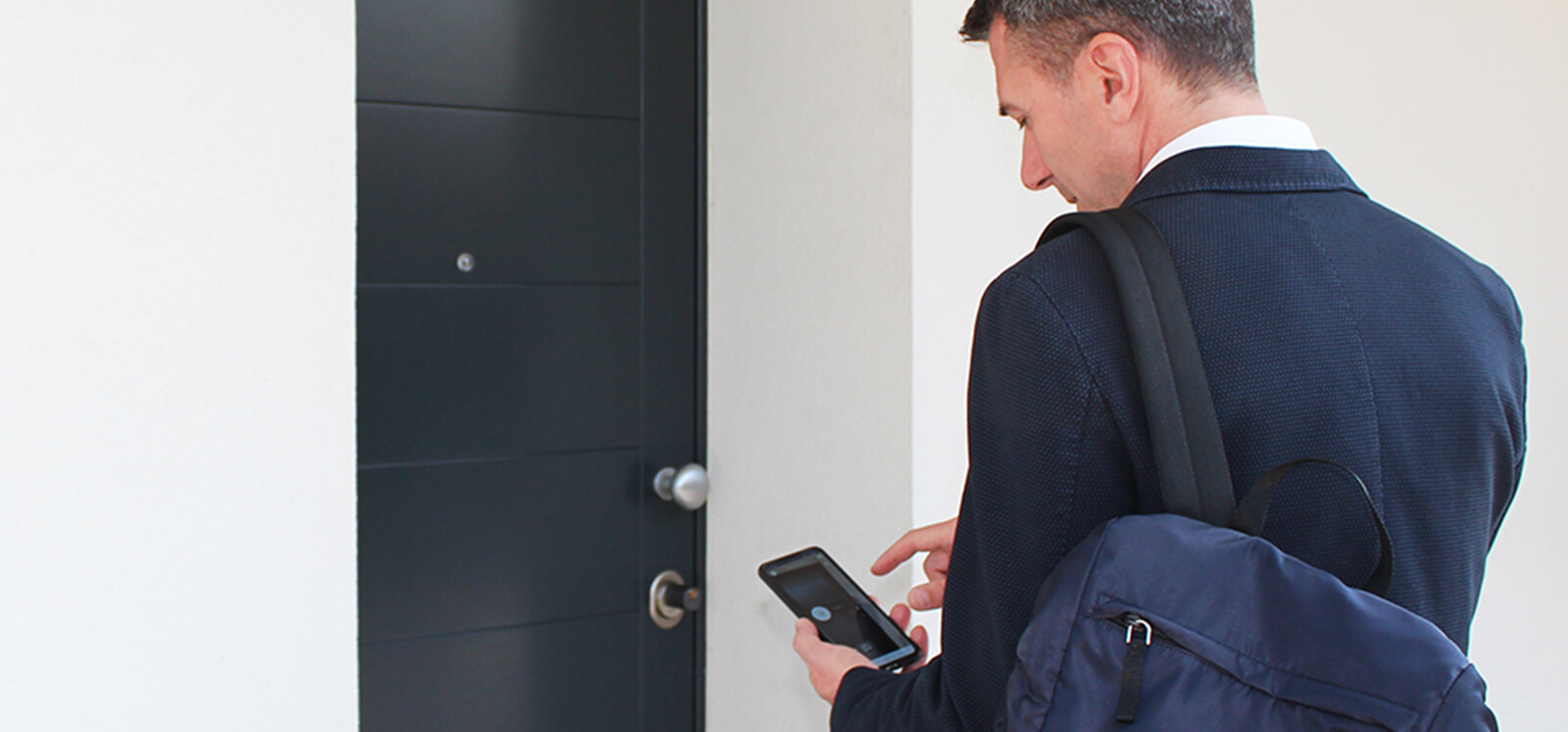 Keyless entry by smartphone over Bluetooth: 1Control DORY unlocks the front door from the app