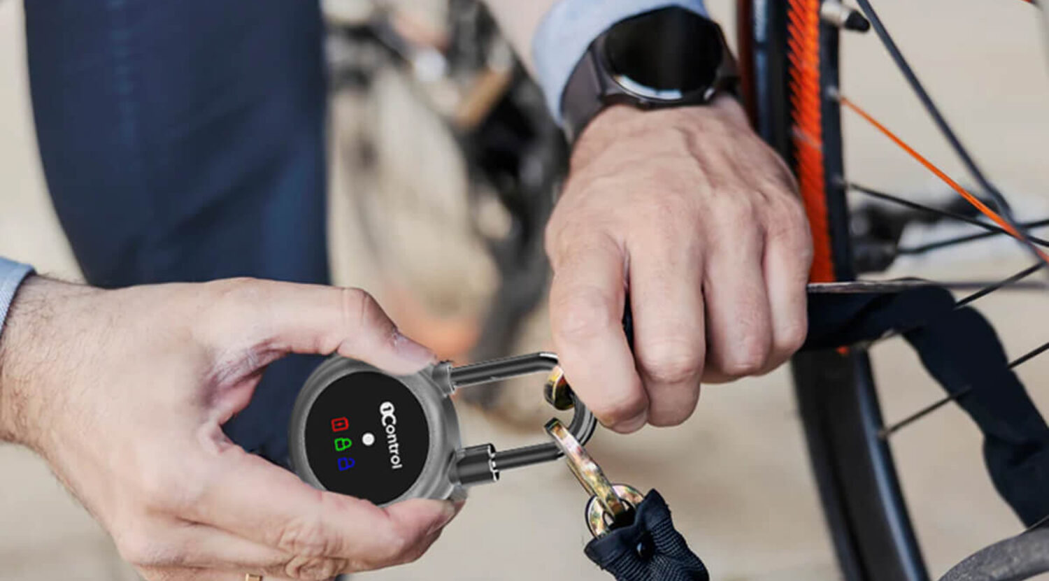 Cadenas connecté 1Control LOCO sur un vélo dans le local à vélos sécurisé d'un gîte