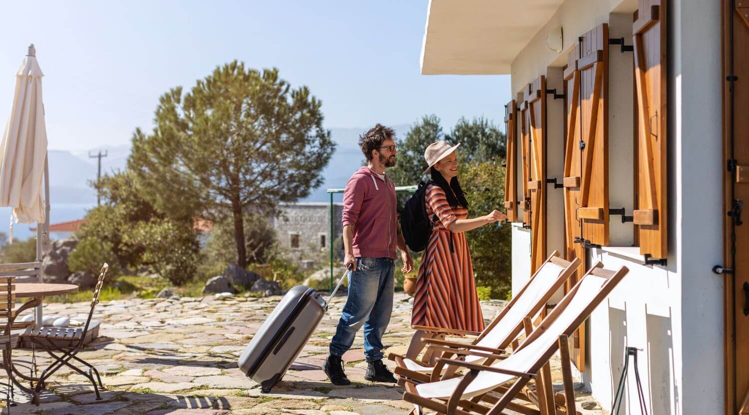 Self check-in légal en France : hôte gérant l’arrivée autonome des voyageurs avec les accès connectés 1Control