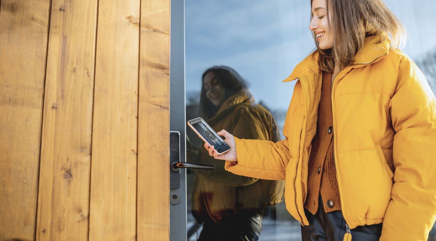 Serratura smart 1Control DORY sulla porta di un appartamento per Airbnb e B&B
